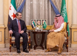 الأمير فيصل بن فرحان خلال مباحثاته مع الوزير أسعد الشيباني في الرياض